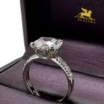 Prsten sa cirkonima od belog, žutog ili roze zlata