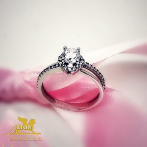 Zlatni prsten sa velikim cirkonom