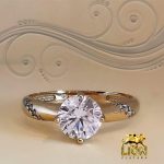 Raskošan zlatni prsten sa dominantnim centalnim cirkonom