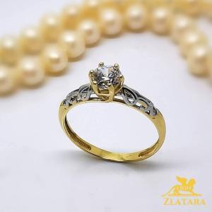 Elegantan prsten sa cirkonom neobičnog oblika. Dostupan po porudžbini i od roze, belog i žutog zlata