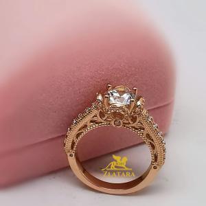 Raskošan prsten od zlata i cirkonom