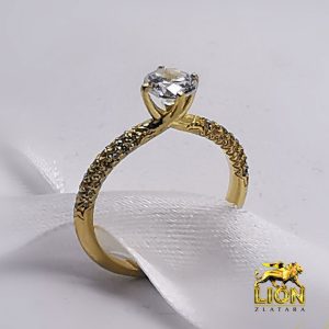 Zlatni prsten sa centralnim cirkonom