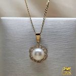 Elegantan privezak sa biserom i cirkonima